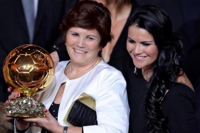 A mãe de Cristiano Ronaldo, Dolores Aveiro,  e a irmã, Katia, estiveram em Zurique, na Suíça. Ao final da cerimônia, elas fizeram questão de posar para fotos com o troféu Bola de Ouro. FABRICE COFFRINI/AFP Clube da Bolinha