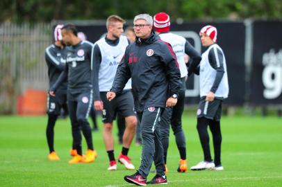  PORTO ALEGRE, RS, BRASIL, 20-05-2018: Treino do Internacional no CT Parque Gigante, antes de enfrentar a Chapecoense pelo Brasileirão 2018. Na foto, técnico Odair Hellmann (FOTO FÉLIX ZUCCO/AGÊNCIA RBS, Editoria de Esportes).