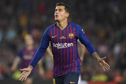 Barcelonas Brazilian midfielder Philippe Coutinho celebrates after scoring a goal during the Spanish league football match between FC Barcelona and Real Sociedad at the Camp Nou stadium in Barcelona on May 20, 2018. / AFP PHOTO / LLUIS GENE