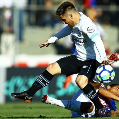 PARANÁ X GRÊMIOPR - BRASILEIRÃO/PARANÁ X GRÊMIO - ESPORTES - Torito (D), do Paraná, disputa lance com Ramiro, do Grêmio, durante partida válida pela   6ª rodada do Campeonato Brasileiro 2018, no Estádio Vila Capanema, em Curitiba, neste   domingo (18).    20/05/2018 - Foto: HEULER ANDREY/DIA ESPORTIVO/ESTADÃO CONTEÚDOEditoria: ESPORTESLocal: CURITIBAIndexador: HEULER ANDREYFonte: DiaEsportivoFotógrafo: DIA ESPORTIVO