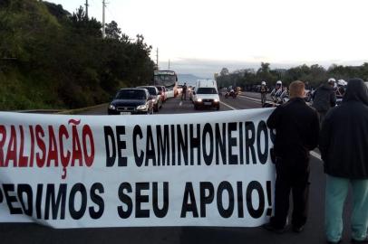  Caminhoneiros bloqueiam rodovias do RS em dia de protestos nacionais