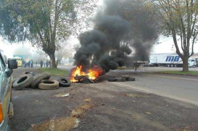 Caminhoneiros protestam contra aumento do óleo diesel na BR-116, em Vacaria, com queima de pneus nas margens da rodovia, na manhã desta segunda-feira.