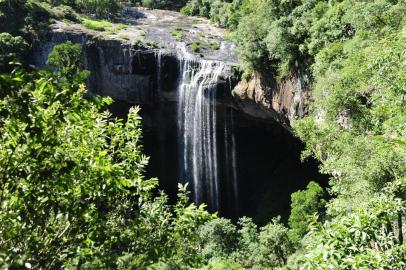  FARROUPILHA, RS, BRASIL  (06/12/2014) Turismo no Desvio Blauth. Prefeitura de Farroupilha fomenta roteiro turístico no Desvio Blauth. Na foto, cascata do Salto Ventoso integra a proposta de opções aos visitantes. (Roni Rigon/Pioneiro)