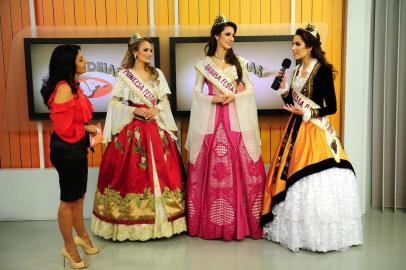  CAXIAS DO SUL, RS, BRASIL, 21/05/2018. O novo trio de soberanas da Festa da Uva, composto pela princesa Milena Remus Caregnato, a rainha Maiara Perottoni (C) e a princesa Viviane Piamolini Gaelzer, visitou o Jornal do Almoço, da RBS TV, apresentado pela jornalista Marisol Santos. (Diogo Sallaberry/Agência RBS)