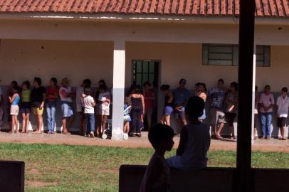 EPIDEMIA DE TOXOPLASMOSE EM SANTA ISABEL DO IVAI - PR29.01.2002  /  BRASIL / / Moradores de Santa Isabel do Ivai, na regiao noroeste do Parana, fazem exame de sangue em escola municipal devido a epidemia de toxoplasmose que assola o municipio. Mais de 214 casos foram confirmados e 716 notificados. Todos os 9.147 moradores da cidade foram convocados para o exame. Foto:  JoÃ£o Wainer/FolhapressLocal: Sao Paulo ;Sao Paulo ;Brasil