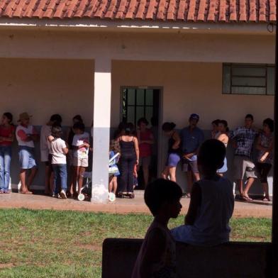 EPIDEMIA DE TOXOPLASMOSE EM SANTA ISABEL DO IVAI - PR29.01.2002  /  BRASIL / / Moradores de Santa Isabel do Ivai, na regiao noroeste do Parana, fazem exame de sangue em escola municipal devido a epidemia de toxoplasmose que assola o municipio. Mais de 214 casos foram confirmados e 716 notificados. Todos os 9.147 moradores da cidade foram convocados para o exame. Foto:  JoÃ£o Wainer/FolhapressLocal: Sao Paulo ;Sao Paulo ;Brasil