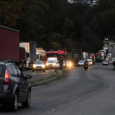  CAXIAS DO SUL, RS, BRASIL, 21/05/2018 - Caminhoneiros bloquearam a passagem de caminhões na RS 122, próximo ao Posto Squizzato. (Marcelo Casagrande/Agência RBS)