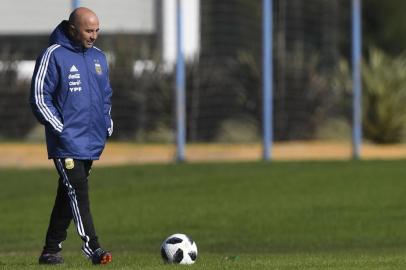  Argentinas coach Jorge Sampaoli conducts a training session in Buenos Aires, on May 16, 2018 ahead of the 2018 FIFA World Cup. / AFP PHOTO / Editoria: SPOLocal: Buenos AiresIndexador: EITAN ABRAMOVICHSecao: soccerFonte: AFPFotógrafo: STF