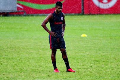  PORTO ALEGRE, RS, BRASIL 13/02/2017 - Imagens do treino do Inter que aconteceu agora a tarde no CT Parque Gigante. Na foto: Volante Fernando Bob. (FOTO: BRUNO ALENCASTRO/AGÊNCIA RBS).