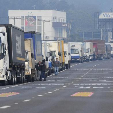  ARACICÁ, RS, BRASIL, 22-05-2018. Caminhoneiros fazem novos bloqueios em rodovias do RS nesta terça-feira. Categoria protesta contra o aumento no preço de combustíveis por todo o país . Em Araricá, manifestantes fizeram queima de pneus, e é registrada uma grande fila de caminhões no acostamento(RONALDO BERNARDI/AGÊNCIA RBS)