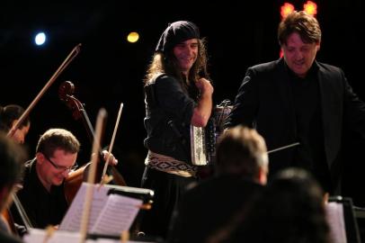  ESTEIO, RS, BRASIL, 04-09-2015: Renato Borghetti e Orquestra Unisinos Anchieta fazem apresentação na Expointer. Fotos para coluna Rede Social, de Fernanda Pandolfi (FOTO FÉLIX ZUCCO/AGÊNCIA RBS, Editoria Segundo Caderno).