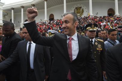  Venezuelan Vice-President Tareck El Aissami gestures after attending a ceremony to celebrate Independence Day, at the National Assembly building in Caracas on July 5, 2017.A political and economic crisis in the oil-producing country has spawned often violent demonstrations by protesters demanding President Nicolas Maduros resignation and new elections. The unrest has left 91 people dead since April 1. / AFP PHOTO / Juan BARRETOEditoria: POLLocal: CaracasIndexador: JUAN BARRETOSecao: governmentFonte: AFPFotógrafo: STF