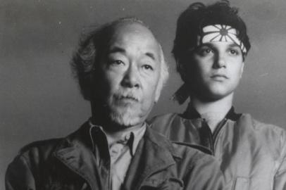 Pat Morita (E) e Ralph Macchio (D) interpretando, respectivamente, Kesuke Miyagi e Daniel San no filme Karatê Kid  III - O Desafio Final.#PÁGINA:37#PASTA:63572 Fonte: Divulgação