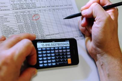  PORTO ALEGRE, RS, BRASIL, 13-10-2013. Consumidores colocam as contas em dia para ter crédito para as compras de fim de ano( Foto Andréa Graiz/Agência RBS, Economia).