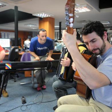  CAXIAS DO SUL, RS, BRASIL 26/09/2017Quarteto caxiense Yangos recebeu na manhã desta terça-feira a notícia da indicação para o Grammy Latino 2017. Para comemorar, o grupo formado por César Casara (teclados) Cristiano Klein (percussão), Tomás Savaris (violão) e Rafael Scopel (acordeom) tocou ao vivo na redação do Pioneiro. (Felipe Nyland/Agência RBS)