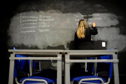  CAXIAS DO SUL, RS, BRASIL, 17/05/2018Série sobre EAD (ensino a distância) Unicesumar é uma das instituições que abriu atendimento EAD recentemente em Caxias do Sul. Na foto, sala onde estudantes do curso de engenharias se reúnem(Lucas Amorelli/Agência RBS)