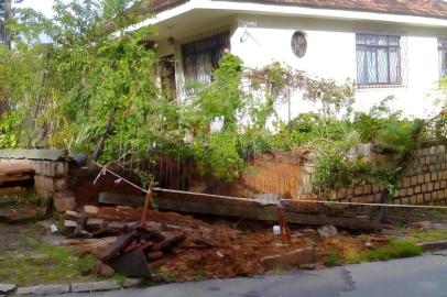 Calçada de morador interditada no bairro Itu-Sabara, em Porto Alegre