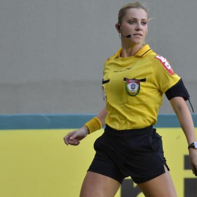 BRASILEIRÃO/ATLÉTICO (MG) X FLAMENGOMG - BRASILEIRÃO/ATLÉTICO (MG) X FLAMENGO - ESPORTES - A auxiliar (bandeirinha), Fernanda   Colombo durante a partida entre   Atlético (MG) e Cruzeiro, válida pela   4a. rodada do Campeonato Brasileiro no   estádio Independência, em Belo   Horizonte, neste domingo, dia 11.   11/05/2014 - Foto: DOUGLAS MAGNO/O TEMPO/ESTADÃO CONTEÚDOEditoria: ESPORTESLocal: BELO HORIZONTEIndexador: DOUGLAS MAGNOFotógrafo: O TEMPO