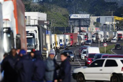  ARACICÁ, RS, BRASIL, 22-05-2018. Caminhoneiros fazem novos bloqueios em rodovias do RS nesta terça-feira. Categoria protesta contra o aumento no preço de combustíveis por todo o país . Em Araricá, manifestantes fizeram queima de pneus, e é registrada uma grande fila de caminhões no acostamento(RONALDO BERNARDI/AGÊNCIA RBS)