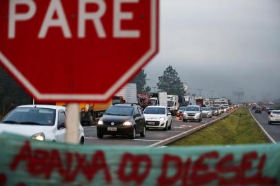  Protesto de caminhoneiros na RS-239, em Araricá. (Fotos: Félix Zucco/Agência RBS).