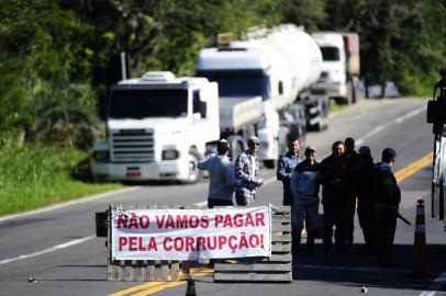  VIAMÃO, RS, BRASIL, 23-05-2018. Rodovias do RS no terceiro dia de greve dos caminhoneiros. Categoria protesta contra o aumento no preço de combustíveis por todo o país . RS-040: manifestantes se concentram no km 18, em Viamão, e no km 64, em Capivari do Sul. (RONALDO BERNARDI/AGÊNCIA RBS)