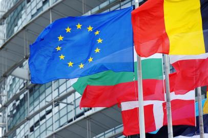 -The European Union flag fly amongst European Union member countries national flags in front of the European Parliament on October 12, 2012 in Strasbourg, eastern France. The Nobel Peace Prize was awarded on October 12, 2012 to the European Union, an institution currently wracked by crisis but credited with bringing more than a half century of peace to a continent ripped apart by World War II.   AFP PHOTO/FREDERICK FLORINA mosca bandeira da União Europeia, entre bandeiras dos países membros da União Europeia nacionais na frente do Parlamento Europeu em 12 de outubro de 2012 em Estrasburgo, leste da França. O Prêmio Nobel da Paz foi concedido em 12 de outubro de 2012 a União Europeia, uma instituição atualmente assolado pela crise, mas creditado com trazer mais de meio século de paz a um continente dilacerado pela II Guerra Mundial.Editoria: POLLocal: StrasbourgIndexador: FREDERICK FLORINSecao: ParliamentFonte: AFPFotógrafo: STF