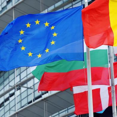 -The European Union flag fly amongst European Union member countries national flags in front of the European Parliament on October 12, 2012 in Strasbourg, eastern France. The Nobel Peace Prize was awarded on October 12, 2012 to the European Union, an institution currently wracked by crisis but credited with bringing more than a half century of peace to a continent ripped apart by World War II.   AFP PHOTO/FREDERICK FLORINA mosca bandeira da União Europeia, entre bandeiras dos países membros da União Europeia nacionais na frente do Parlamento Europeu em 12 de outubro de 2012 em Estrasburgo, leste da França. O Prêmio Nobel da Paz foi concedido em 12 de outubro de 2012 a União Europeia, uma instituição atualmente assolado pela crise, mas creditado com trazer mais de meio século de paz a um continente dilacerado pela II Guerra Mundial.Editoria: POLLocal: StrasbourgIndexador: FREDERICK FLORINSecao: ParliamentFonte: AFPFotógrafo: STF