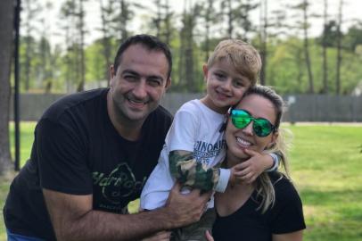 Carla Fachim de férias em Boston com o filho, Lorenzo, e o marido, Christian Baini.