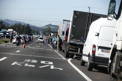  ARARICÁ, RS, BRASIL, 23-05-2018. No terceiro dia de mobilização nacional em protesto contra a alta nos preços dos combustíveis, caminhoneiros fazem novas manifestações em rodovias no Rio Grande do Sul.  (ANDRÉ ÁVILA/AGÊNCIA RBS)