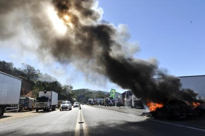 Blumenau - SC - Brasil - 23052018 - Km48 da BR-470 manifestação dos caminhoneiros.