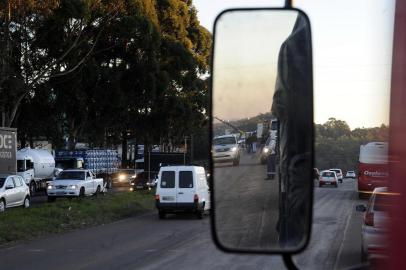  CAXIAS DO SUL, RS, BRASIL, 23/05/2018 - Caminhoneiros bloquearam a RS 122, próximo ao acesso à Forqueta. (Marcelo Casagrande/Agência RBS)