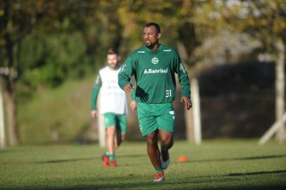  CAXIAS DO SUL, RS, BRASIL, 23/05/2018. Treino do Juventude no campo do Enxutão. O Juventude está disputando a Série B do Campeonato Brasileiro. Na foto, atacante Elias. (Porthus Junior/Agência RBS)