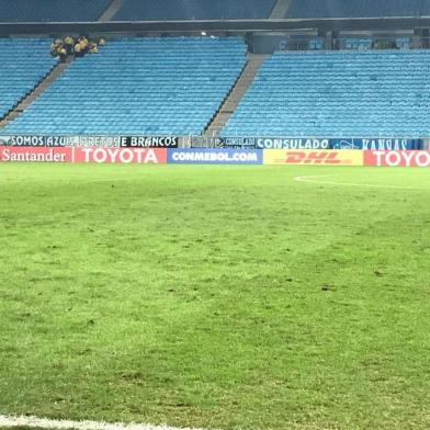 Gramado da Arena após a partida do Grêmio contra o Defensor, pela última rodada do Grupo A da Libertadores.