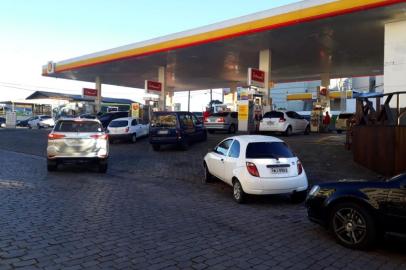 Fila é registrada em postos de gasolina na manhã desta quinta-feira.