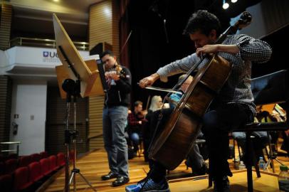  CAXIAS DO SUL, RS, BRASIL, 21/05/2018 - Para o espetáculo Grande Concertos, a Osucs apresenta os solistas norte-americanos Simón Gollo (violinista) e o  violoncelista Aristides Rivas. (Marcelo Casagrande/Agência RBS)