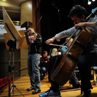  CAXIAS DO SUL, RS, BRASIL, 21/05/2018 - Para o espetáculo Grande Concertos, a Osucs apresenta os solistas norte-americanos Simón Gollo (violinista) e o  violoncelista Aristides Rivas. (Marcelo Casagrande/Agência RBS)