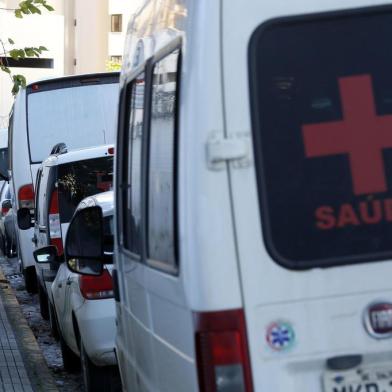  Fpolis BR SC - ambulâncias estacionadas ao lado do hospital celso ramos