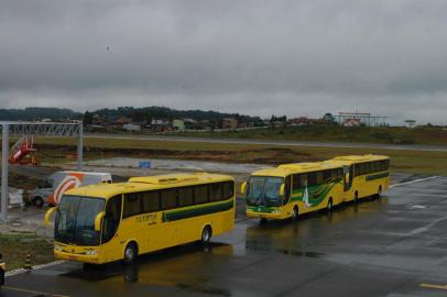 Aeroporto municipal de Caxias do Sul. Por problemas técnicos, Linha Aérea Gol cancela vôo das 12 horas para São Paulo. Passageiros ficam indignados com a decisão. Ônibus do Expresso Caxiense que levaria os pasageiros p/ Porto Alegre.