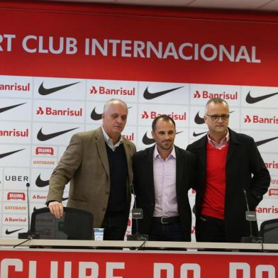  PORTO ALEGRE, RS, BRASIL, 24.05.2018. Rodrigo Caetano é apresentado como diretor executivo do Inter. Na foto, o presidente Marcelo Medeiros (E) , Rodrigo Caetano (C)  e o vice de futebol Roberto Melo (D).Foto: Fernando Gomes/Agência RBS