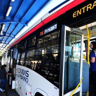  CAXIAS DO SUL, RS, BRASIL, 14/12/2016. Responsável pelo transporte público urbano de Caxias do Sul e alvo de debate durante a campanha eleitoral a prefeito, a Visate afirma que o número de passageiros pagantes diários apresenta novas quedas neste ano, mesmo após a implantação do SIM Caxias. Trata-se do quinto ano seguido de queda, e o maior registrado até então. Na foto, Estação Principal de Integração Imigrante (EPI), estação de transbordo. (Porthus Junior/Pioneiro)