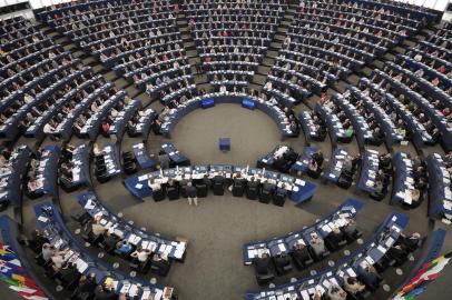 galeria -  Members of the EU Parliament take part in a voting session on July 3, 2013 during a session of the European Parliament in the eastern French city of Strasbourg.  Os membros do Parlamento Europeu participar de uma sessão de votação na cidade oriental francesa de Estrasburgo.