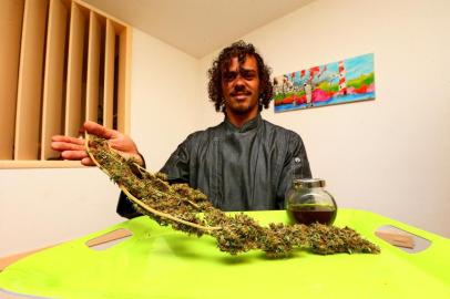  ATLANTIDA - URUGUAI - Brasileiros que foram morar no Uruguai por causa da legalidade da maconha. Gustavo Colombeck (FOTO: LAURO ALVES/AGENCIARBS)