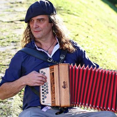  PORTO ALEGRE, RS, BRASIL - Renato Borghetti, mais conhecido como Borghettinho é um acordeonista, folclorista, artista plástico, ensaísta e antropólogo brasileiro. Toca gaita-ponto. Renato ganha biografia (FOTO: JÚLIO CORDEIRO/AGÊNCIA RBS)