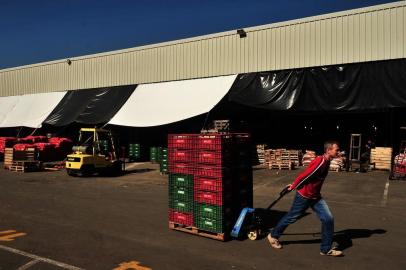  CAXIAS DO SUL, RS, BRASIL, 24/05/2018. Atacadistas que compram hortifrutigranjeiros de outros estados para vender na região estão quase sem produtos. Os que têm já subiram os preços. Quem conseguiu chegar a Ceasa para comprar mercadorias vai tentar desvios para voltar com as cargas e entregar os produtos. (Diogo Sallaberry/Agência RBS)