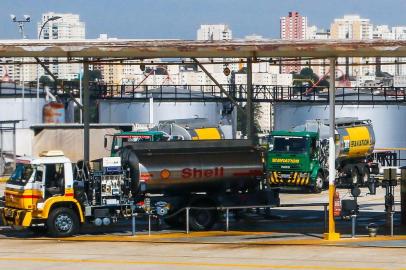 ARQUIVO AREOPORTO DE CONGONHAS ABASTECIMENTO /SP/ 24/05/2018SP - AREOPORTO CONGONHAS-ABASTECIMENTO - GERAL - Arquivo de 17/09/2017 caminhos na area de abastecimento do  Aeroporto de Congonhas na zona sul de São Paulo. 24/05/2018 - Foto: MARCELO D. SANTS/FRAMEPHOTO/FRAMEPHOTO/ESTADÃO CONTEÚDOEditoria: GERALLocal: SÃO PAULOIndexador: MARCELO D. SANTSFonte: FRAMEPHOTOFotógrafo: FRAMEPHOTO