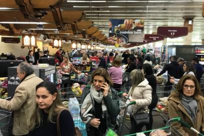 Movimento e falta de produtos em supermercados de Porto Alegre devido à greve dos camioneiros. Foto: Zaffari Ipiranga.