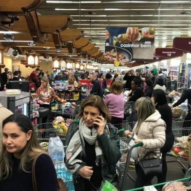 Movimento e falta de produtos em supermercados de Porto Alegre devido à greve dos camioneiros. Foto: Zaffari Ipiranga.