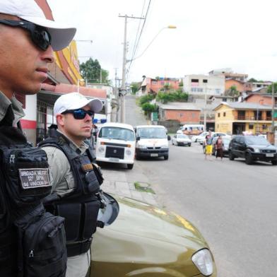  CAXIAS DO SUL, RS, BRASIL (30/09/2017). Brigada Militar realiza policiamento comunitário na área central do bairro Santa Fé. (Roni Rigon/Pioneiro).