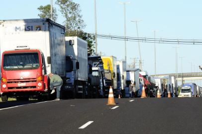  TRÊS CACHOEIRAS, RS, BRASIL, 24-05-2018. Rodovias do RS no quarto dia de greve dos caminhoneiros. Categoria protesta contra o aumento no preço de combustíveis por todo o país (RONALDO BERNARDI/AGÊNCIA RBS)