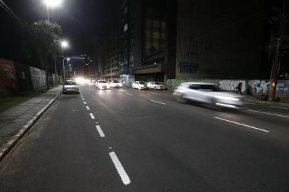  PORTO ALEGRE, RS, BRASIL - 2018.05.24 - Com a greve dos caminhoneiros, postos de combustível estão sem gasolina ou com pouco estoque. Sem combustível, o reflexo aparece no trânsito da cidade, com poucos carros em horário de pico. Na foto: Avenida Mauá, às 18:20 (Foto: ANDRÉ ÁVILA/ Agência RBS)